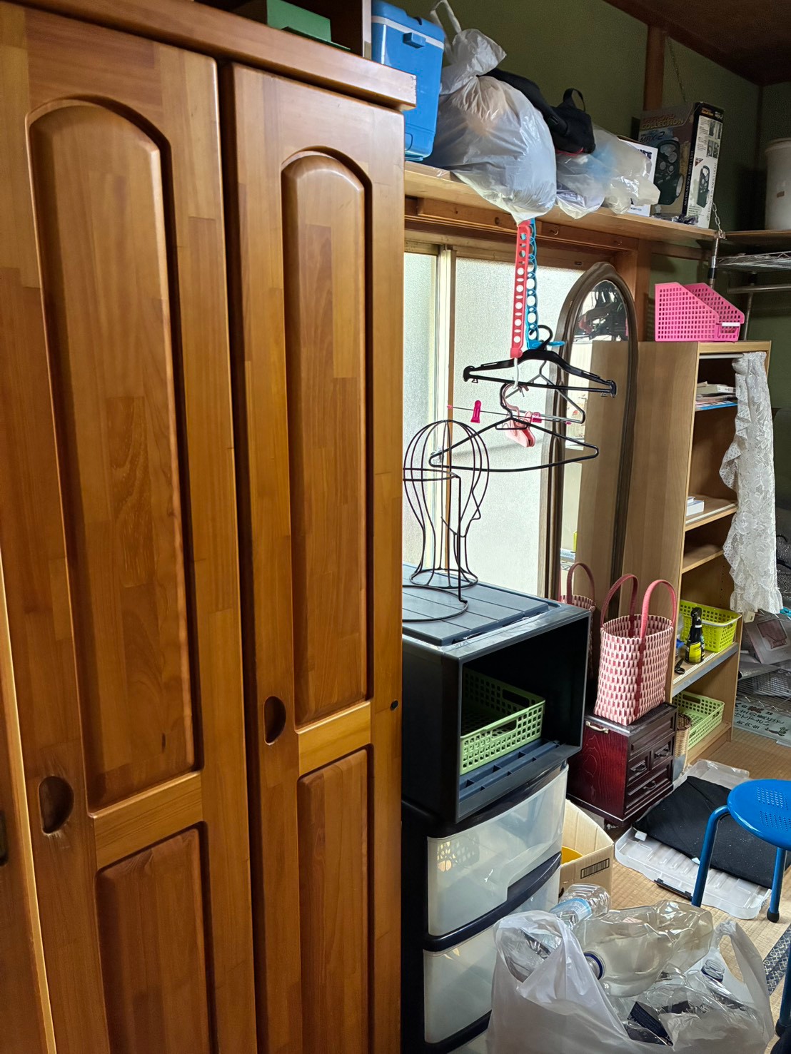 H・A様宅 作業前:大型収納家具と鏡