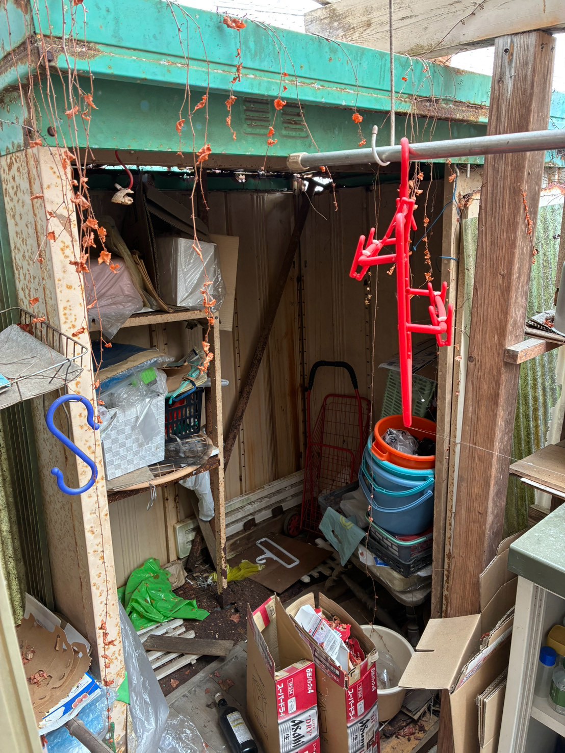 H・A様宅 作業前:屋外の棚と道具