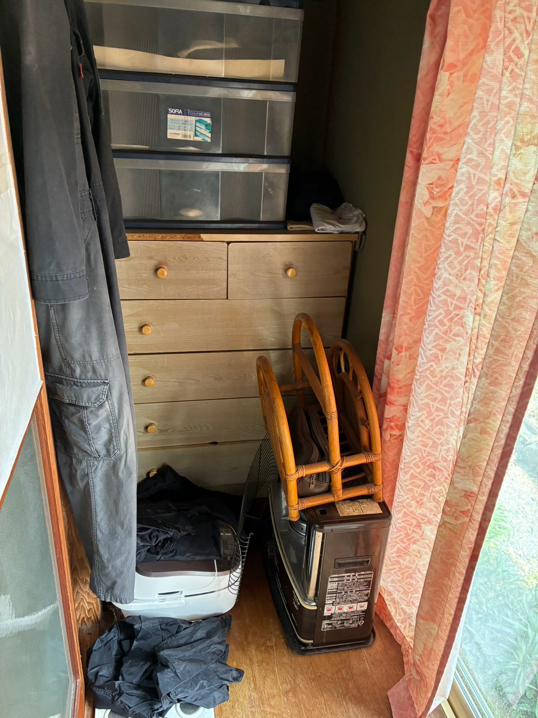 H・A様宅 作業前:収納内部の箱と生活用品
