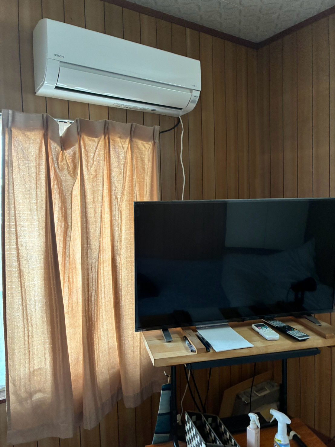 H・A様宅 作業前:テレビと窓側の家具
