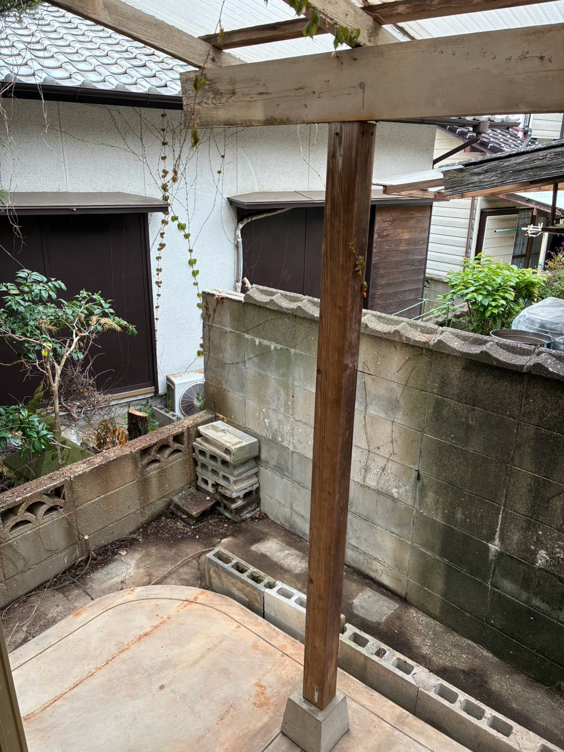 H・A様宅 搬出後:屋外の柱と床面