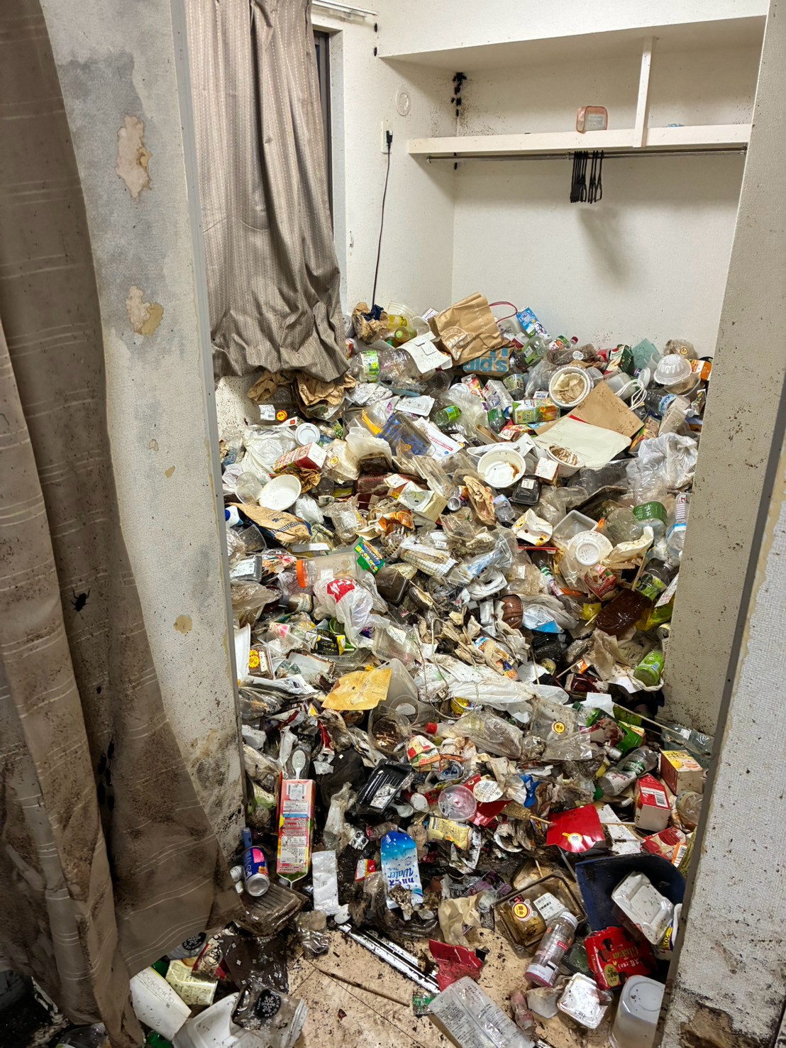 K・B様宅 作業前:室内に積み重なった容器や袋