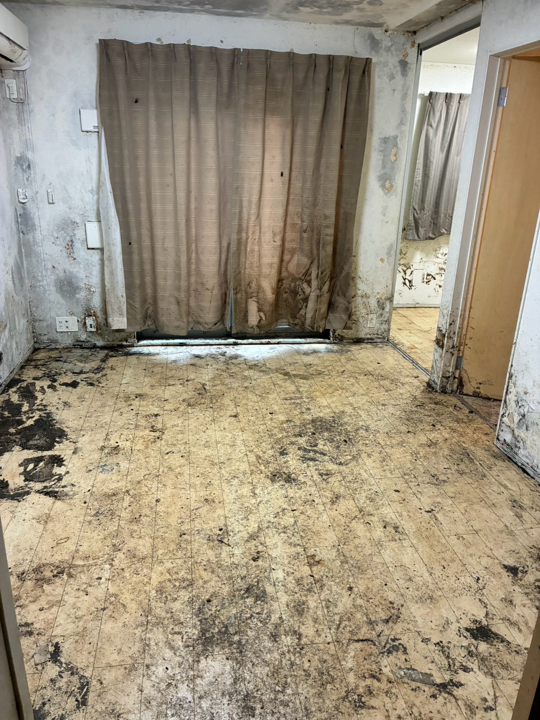 K・B様宅 搬出後:窓側の居室と床面