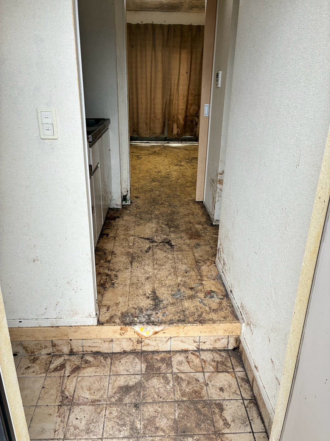 K・B様宅 搬出後:玄関から居室へ続く通路