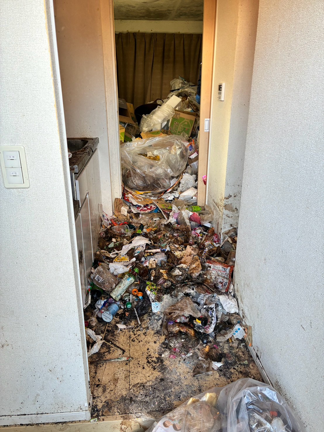 K・B様宅 作業前:容器や袋が広がる通路