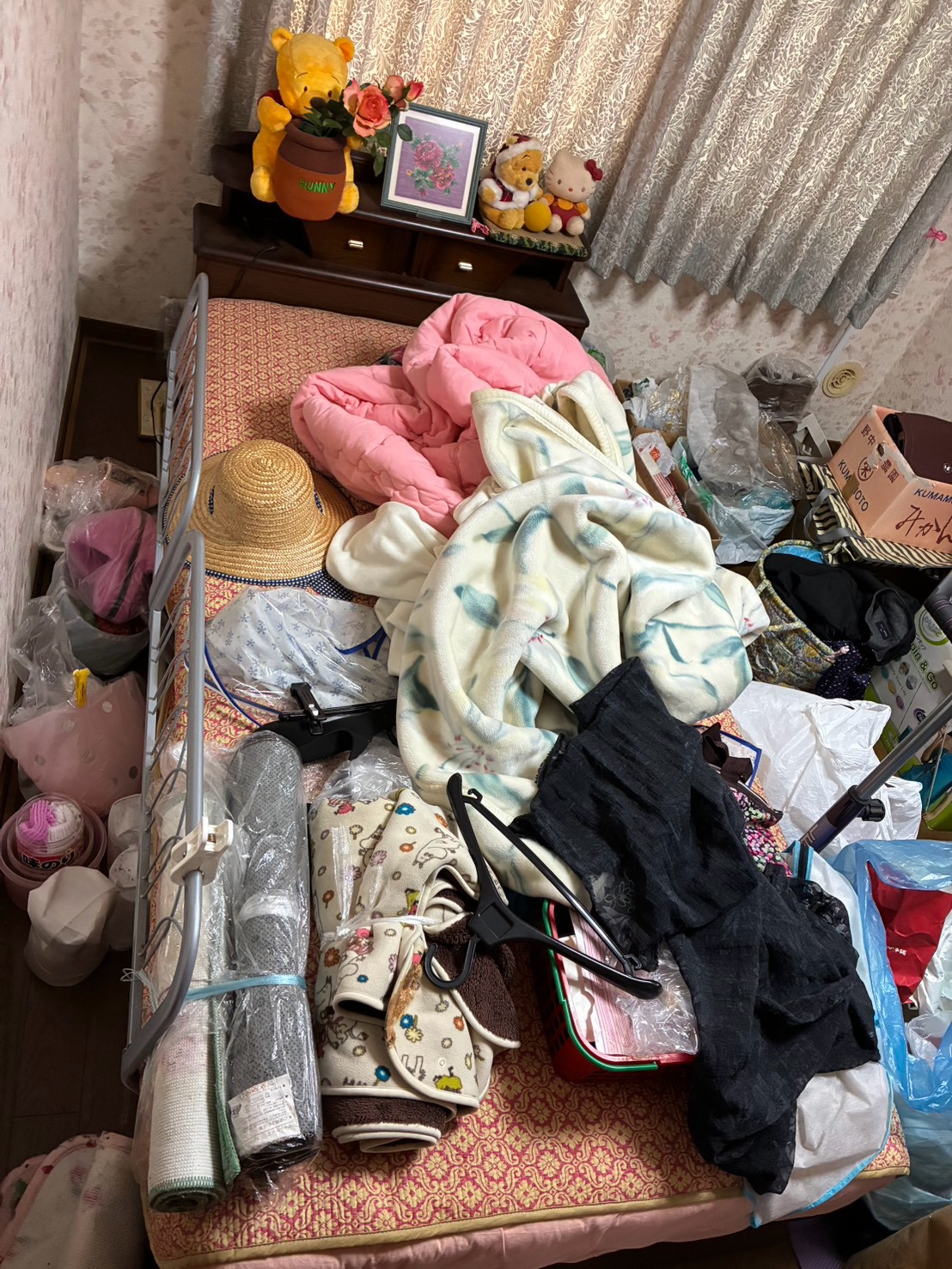 H・I様宅 作業前:室内に置かれた衣類や布類
