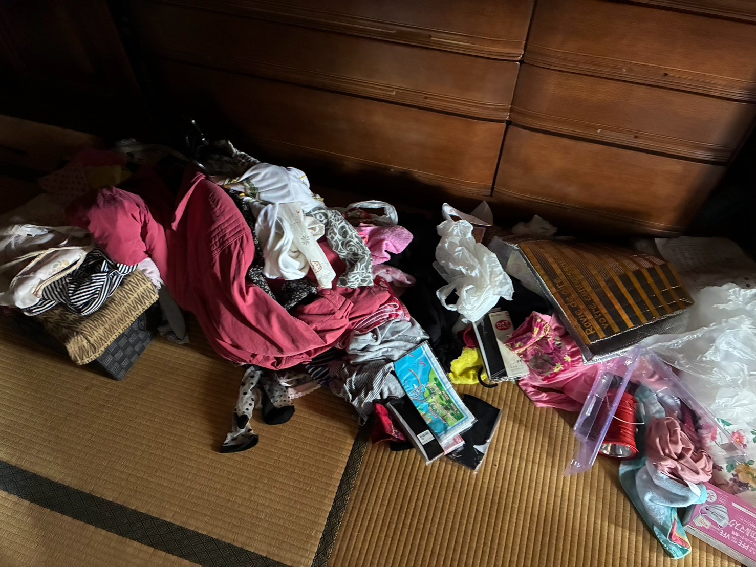 H・I様宅 作業前:和室にある衣類や生活用品