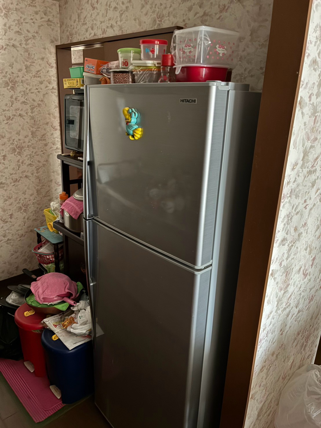H・I様宅 作業前:冷蔵庫と周囲の生活用品